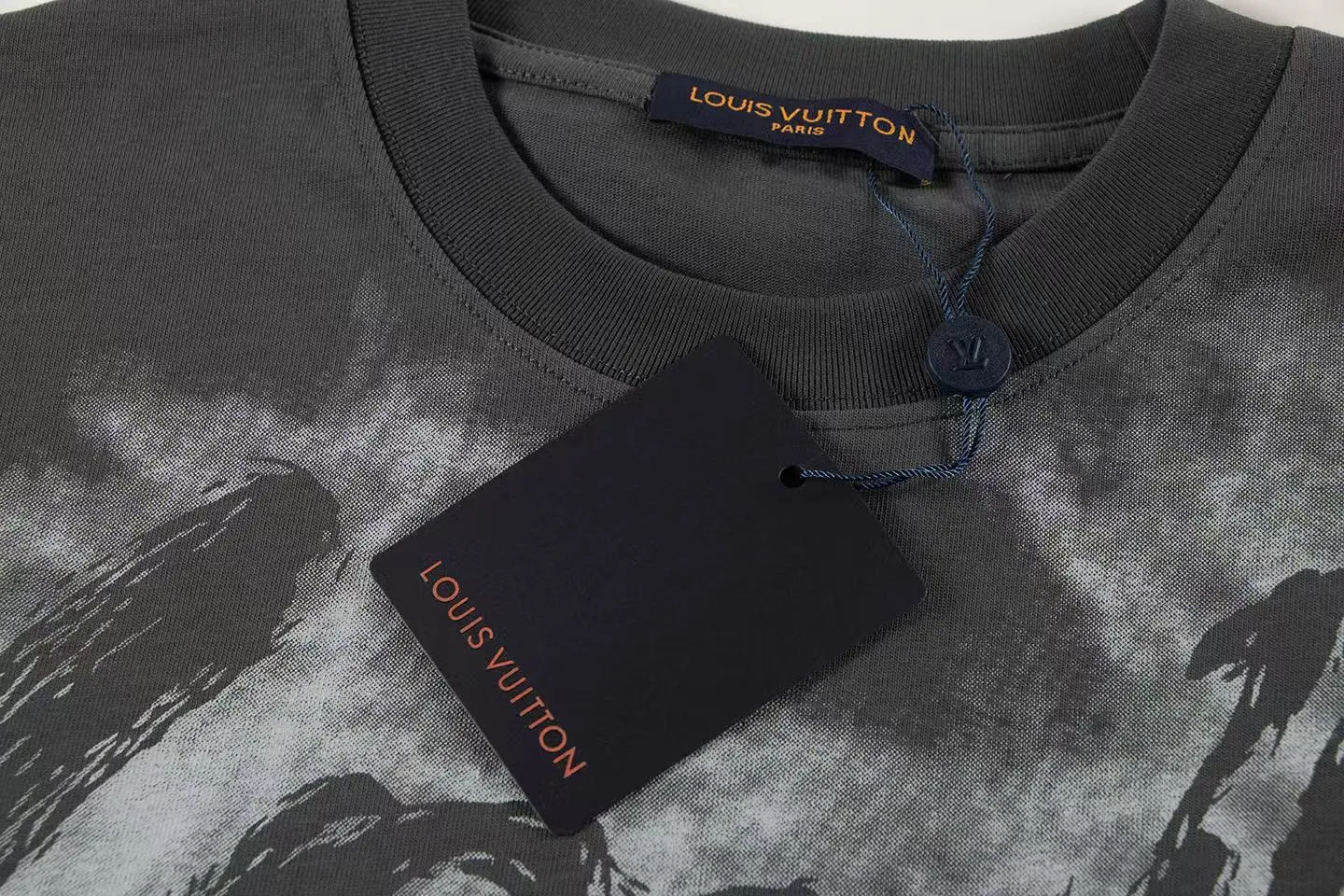 🅿️150 Style: 2026 new Louis Vuitton short-sleeved T-shirt Material: High version 300g double yarn combed cotton Size: S～XL Color: Gray Style number: Z034